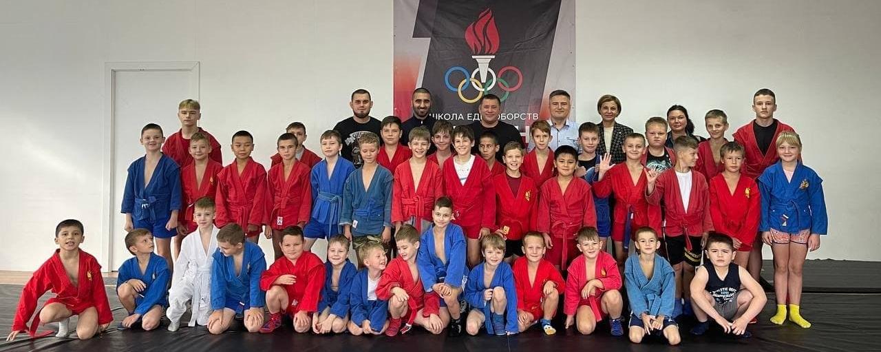 Novatex подарил спортивную форму школе единоборств «Поколение»